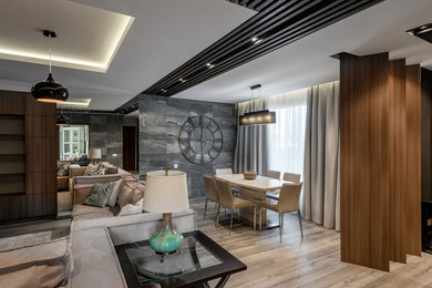 Foto de salón para visitas cerrado contemporáneo con paredes grises y suelo de madera clara