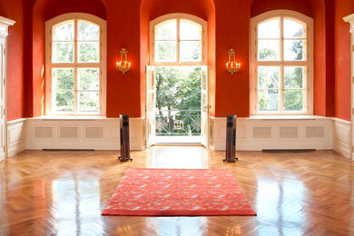 Источник вдохновения для домашнего уюта: гостиная комната в классическом стиле с тюлем на окнах