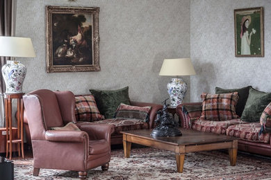 Пример оригинального дизайна: гостиная комната в классическом стиле с серыми стенами и ковровым покрытием