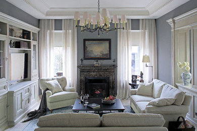 Источник вдохновения для домашнего уюта: гостиная комната в классическом стиле с серыми стенами, стандартным камином, телевизором на стене и бежевым полом