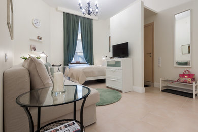 Пример оригинального дизайна: маленькая изолированная гостиная комната в современном стиле с белыми стенами, телевизором на стене и тюлем на окнах для на участке и в саду
