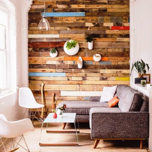 Esempio di un soggiorno industriale con parquet chiaro, nessun camino e nessuna TV