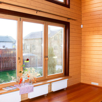 Деревянные окна в гостинном зале в доме из клееного бруса