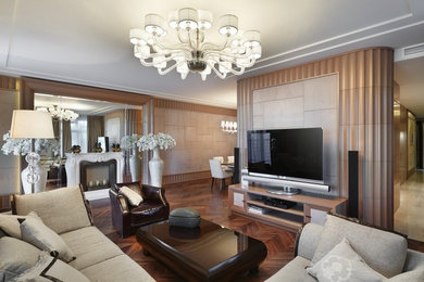 Foto på ett vintage vardagsrum, med ett finrum, beige väggar, mellanmörkt trägolv, en standard öppen spis och en fristående TV