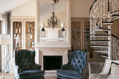 Свежая идея для дизайна: гостиная комната в классическом стиле с бежевыми стенами и стандартным камином - отличное фото интерьера