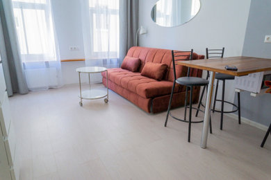 На фото: гостиная комната в современном стиле с тюлем на окнах с