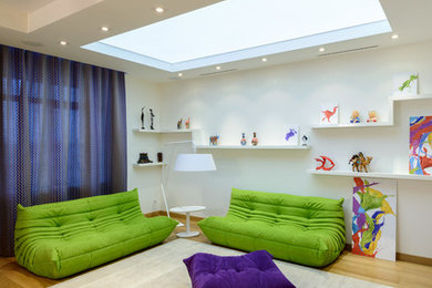 Стильный дизайн: гостиная комната среднего размера в современном стиле с белыми стенами и светлым паркетным полом - последний тренд