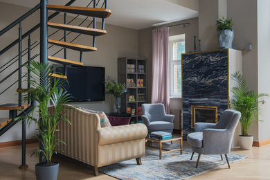 Источник вдохновения для домашнего уюта: парадная гостиная комната в современном стиле с серыми стенами, светлым паркетным полом, стандартным камином, телевизором на стене и бежевым полом