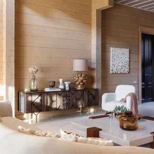 Idee per un soggiorno country con camino lineare Ribbon, cornice del camino in intonaco, soffitto in perlinato e pareti in legno