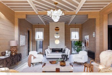 Пример оригинального дизайна: гостиная комната в стиле рустика с горизонтальным камином, фасадом камина из штукатурки, потолком из вагонки и деревянными стенами