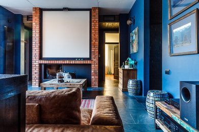 Стильный дизайн: большая открытая гостиная комната в стиле фьюжн с с книжными шкафами и полками, синими стенами, полом из сланца, горизонтальным камином, фасадом камина из кирпича и телевизором на стене - последний тренд