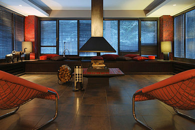 Свежая идея для дизайна: большая открытая гостиная комната в современном стиле с серыми стенами, полом из керамогранита, подвесным камином и фасадом камина из металла - отличное фото интерьера