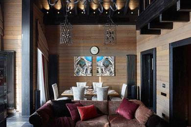 Свежая идея для дизайна: открытая гостиная комната в стиле кантри с коричневыми стенами, темным паркетным полом и черным полом - отличное фото интерьера