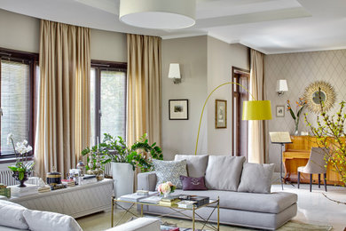 Свежая идея для дизайна: парадная гостиная комната в современном стиле с бежевыми стенами и белым полом - отличное фото интерьера