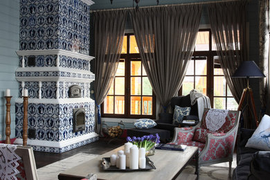 Стильный дизайн: гостиная комната в классическом стиле с стандартным камином и фасадом камина из плитки - последний тренд