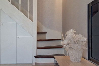 Идея дизайна: парадная, изолированная гостиная комната среднего размера в современном стиле с серыми стенами, полом из ламината, телевизором на стене и бежевым полом без камина