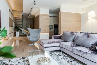Идея дизайна: парадная, открытая гостиная комната в современном стиле с светлым паркетным полом, белыми стенами и бежевым полом