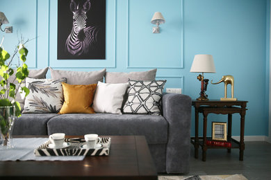 Стильный дизайн: гостиная комната:: освещение в стиле неоклассика (современная классика) с синими стенами, паркетным полом среднего тона и серым полом - последний тренд