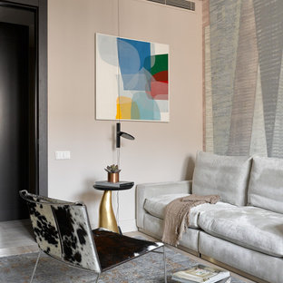 Immagine di un soggiorno minimal con pareti beige e carta da parati