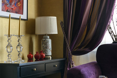 Свежая идея для дизайна: гостиная комната среднего размера в стиле неоклассика (современная классика) с полом из ламината и желтыми стенами - отличное фото интерьера
