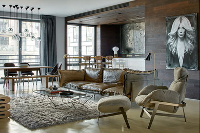 Idée de décoration pour un grand salon design ouvert avec une salle de réception, un sol beige et un mur marron.