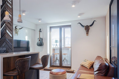 Imagen de salón con barra de bar abierto actual pequeño con paredes blancas, suelo de madera en tonos medios, televisor colgado en la pared y suelo marrón