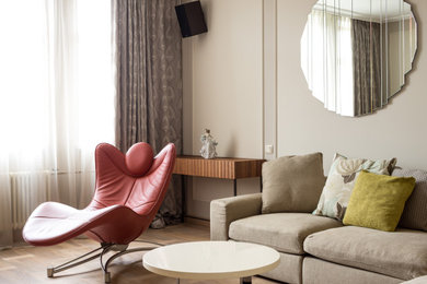 Свежая идея для дизайна: гостиная комната в современном стиле с бежевыми стенами, паркетным полом среднего тона и коричневым полом - отличное фото интерьера