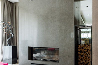 モスクワにあるコンテンポラリースタイルのおしゃれなリビング (横長型暖炉、石材の暖炉まわり、シアーカーテン) の写真