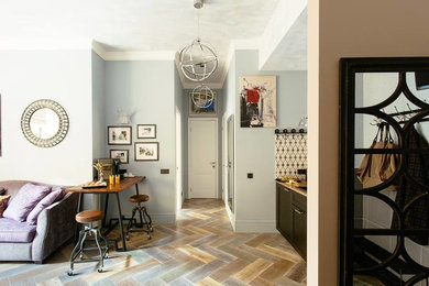 Стильный дизайн: открытая, парадная гостиная комната среднего размера в стиле фьюжн с серыми стенами - последний тренд