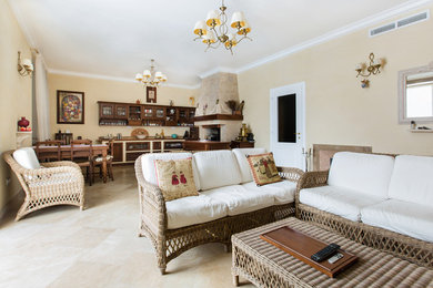 Источник вдохновения для домашнего уюта: объединенная гостиная комната в средиземноморском стиле с тюлем на окнах