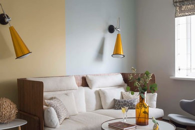 Свежая идея для дизайна: гостиная комната в скандинавском стиле с разноцветными стенами - отличное фото интерьера