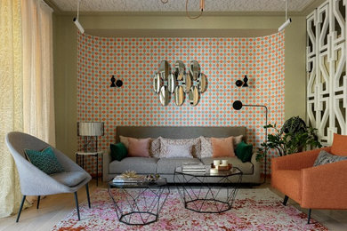 Cette image montre un salon minimaliste de taille moyenne et ouvert avec un sol en bois brun, un sol beige et éclairage.
