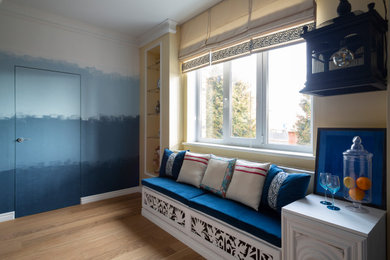 Пример оригинального дизайна: открытая гостиная комната среднего размера в стиле фьюжн с с книжными шкафами и полками, разноцветными стенами, светлым паркетным полом, отдельно стоящим телевизором и бежевым полом