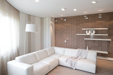 Diseño de salón abierto contemporáneo de tamaño medio con paredes marrones, suelo de madera en tonos medios y suelo marrón