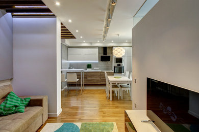 Идея дизайна: маленькая изолированная гостиная комната в современном стиле с белыми стенами, паркетным полом среднего тона и отдельно стоящим телевизором без камина для на участке и в саду