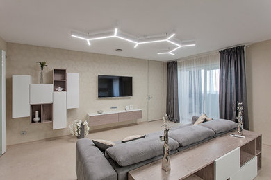 Свежая идея для дизайна: открытая гостиная комната в современном стиле с бежевыми стенами, пробковым полом и телевизором на стене - отличное фото интерьера