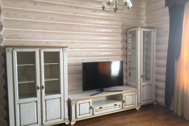 Пример оригинального дизайна: изолированная гостиная комната среднего размера в классическом стиле с с книжными шкафами и полками, белыми стенами, паркетным полом среднего тона, отдельно стоящим телевизором и коричневым полом без камина