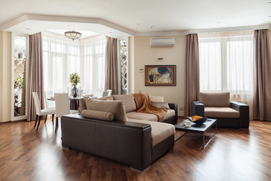 Foto di un soggiorno classico di medie dimensioni e aperto con pareti beige e parquet scuro
