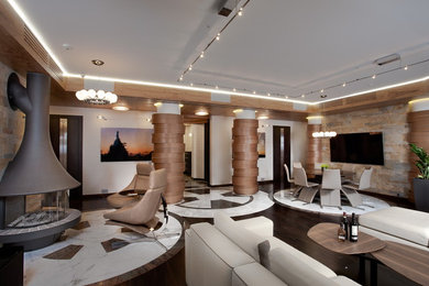 На фото: парадная гостиная комната в современном стиле с мраморным полом, стандартным камином, белыми стенами и телевизором на стене с