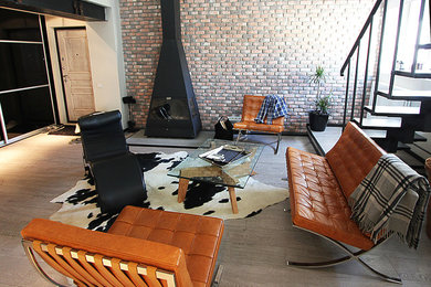 Идея дизайна: парадная, двухуровневая гостиная комната среднего размера в стиле лофт с стандартным камином, фасадом камина из металла, бежевым полом и телевизором на стене
