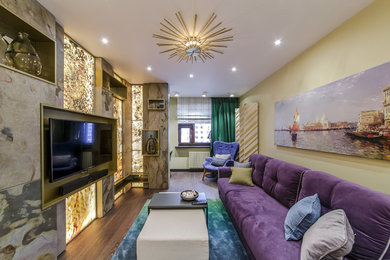 Пример оригинального дизайна: парадная, изолированная гостиная комната в стиле фьюжн с бежевыми стенами, паркетным полом среднего тона и телевизором на стене