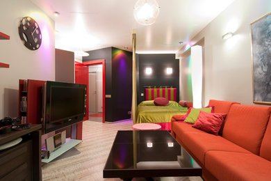 Пример оригинального дизайна: маленькая открытая гостиная комната в современном стиле с серыми стенами, светлым паркетным полом и отдельно стоящим телевизором для на участке и в саду