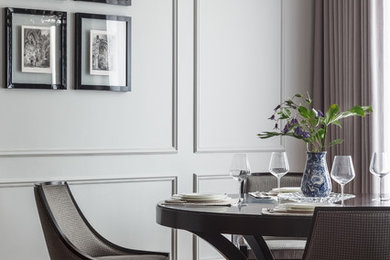 Стильный дизайн: столовая среднего размера в стиле неоклассика (современная классика) с серыми стенами, паркетным полом среднего тона и коричневым полом - последний тренд