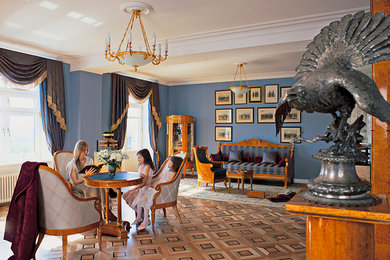 Свежая идея для дизайна: большая парадная, изолированная гостиная комната в классическом стиле с синими стенами, паркетным полом среднего тона, угловым камином, фасадом камина из плитки и телевизором на стене - отличное фото интерьера