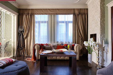 Свежая идея для дизайна: гостиная комната в стиле неоклассика (современная классика) с с книжными шкафами и полками, темным паркетным полом и коричневым полом - отличное фото интерьера
