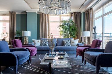 Пример оригинального дизайна: большая парадная, открытая гостиная комната в стиле неоклассика (современная классика) с синими стенами, темным паркетным полом, телевизором на стене и коричневым полом без камина
