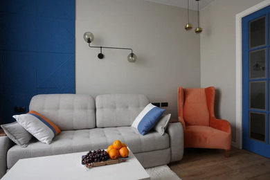 Идея дизайна: изолированная гостиная комната среднего размера в современном стиле с серыми стенами, полом из ламината и коричневым полом
