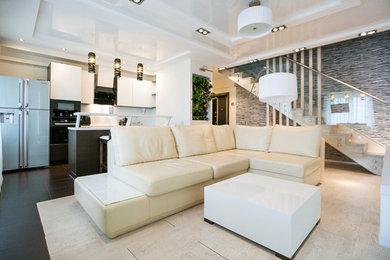 Ejemplo de salón para visitas abierto actual grande sin chimenea con paredes blancas, suelo de corcho, televisor colgado en la pared y suelo beige