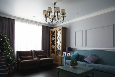 На фото: гостиная комната в стиле неоклассика (современная классика) с тюлем на окнах с