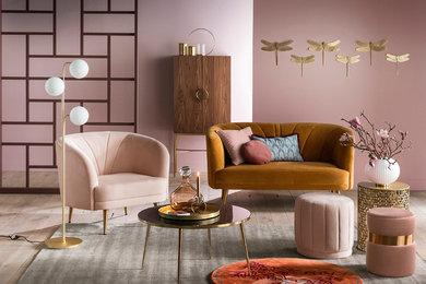Идея дизайна: гостиная комната:: освещение в современном стиле с розовыми стенами и светлым паркетным полом
